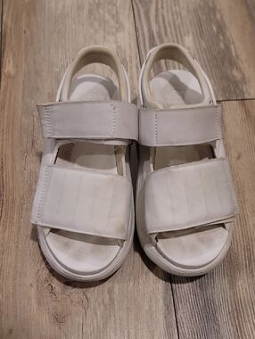 Very Comfy UGG Sandals